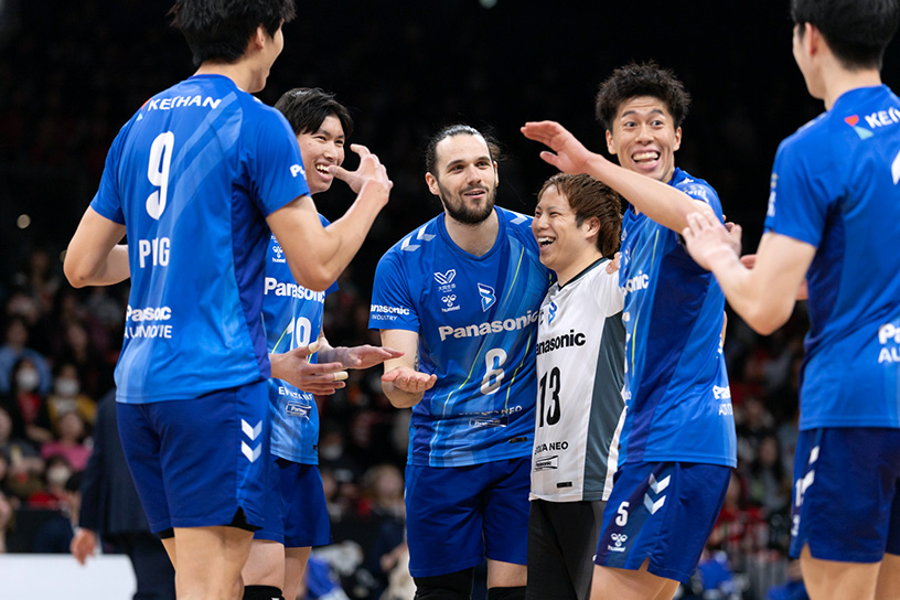 写真：コートに集まる選手たち