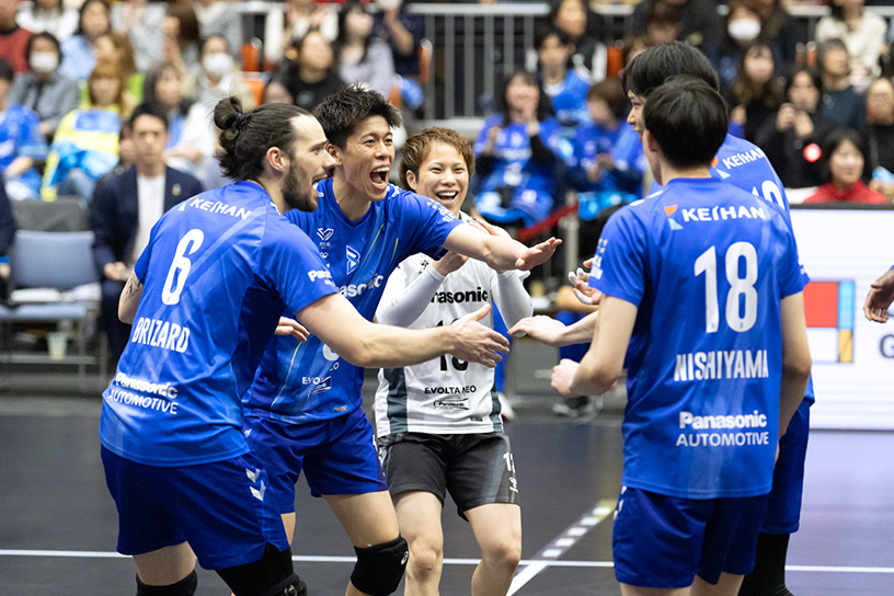 写真：コートに集まる選手たち