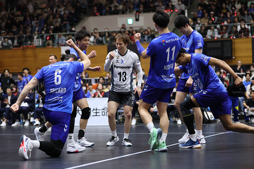 写真：コートに集まる選手たち