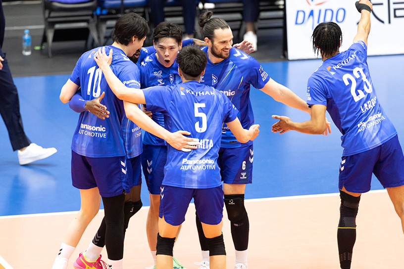 写真：コートに集まる選手たち