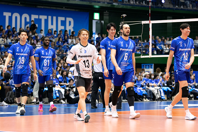 写真：コートに集まる選手たち