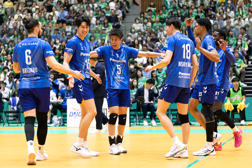 写真：コートに集まる選手たち