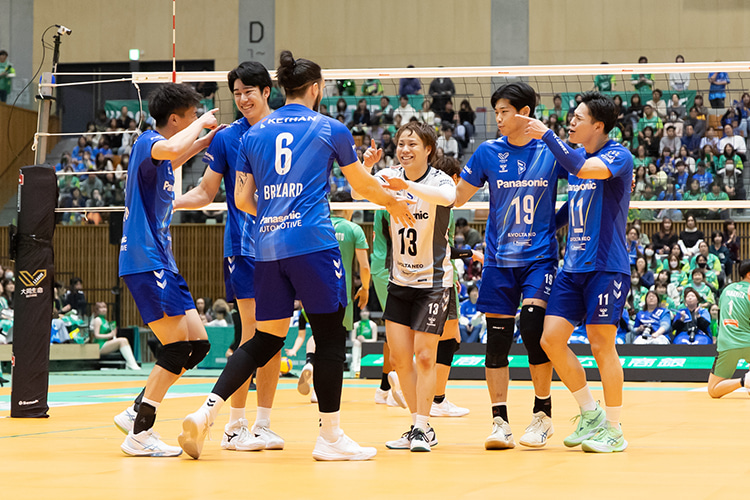 写真:コートに集まる選手たち