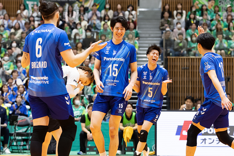 写真:コートに集まる選手たち