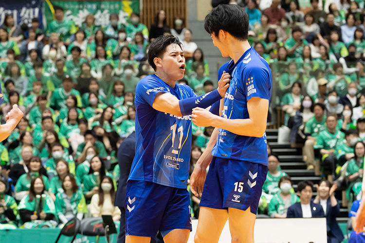 写真:西田選手(左)、甲斐選手(右)