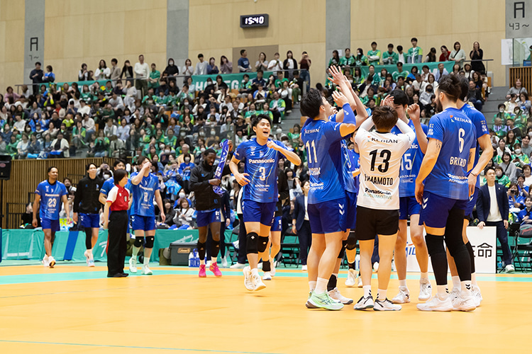 写真:コートに集まる選手たち