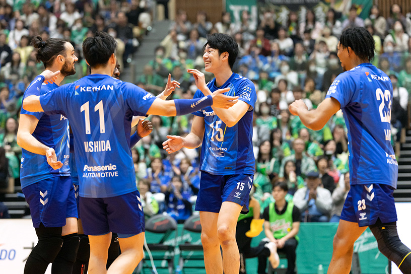 写真：コートに集まる選手たち