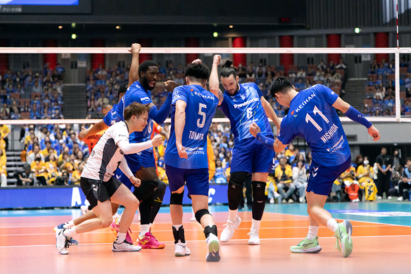 写真：コートに集まる選手たち
