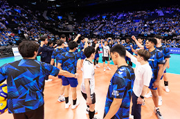 写真：コートで円陣を組む選手たち