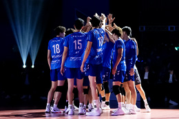 写真：コートで円陣を組む選手たち