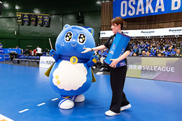 写真：くじを引くパピネス