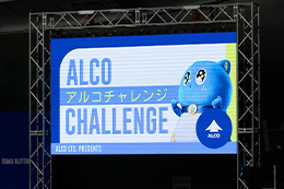写真：セット間イベントのアルコチャレンジのモニター画面