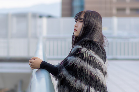 写真：ボーカリストの藤田彩夢さん