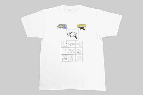 写真：メンバー描き下ろしの限定デザインTシャツ