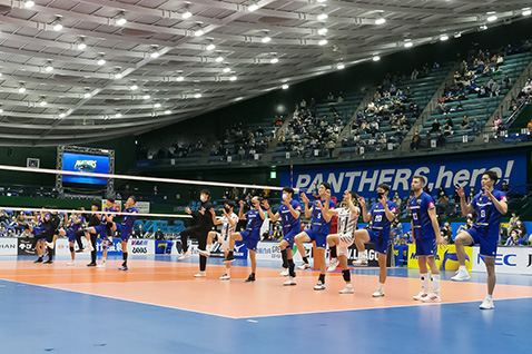 写真：パンサーズポーズをする選手たち