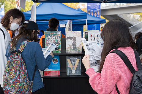 写真：バレーボールライブラリーの本を読むお客さん