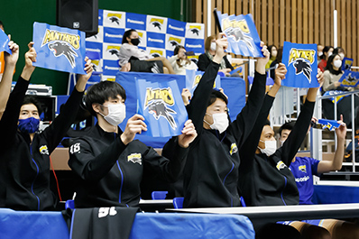写真：応援する選手たち