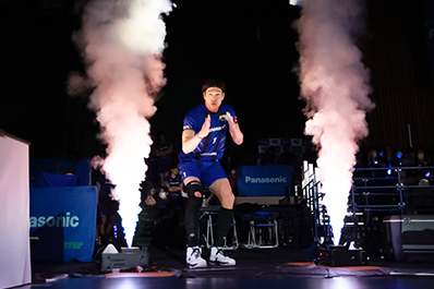 写真：入場時にポーズをとる清水選手