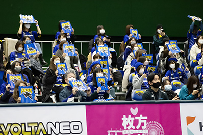 写真：ハリセンで応援するお客さん