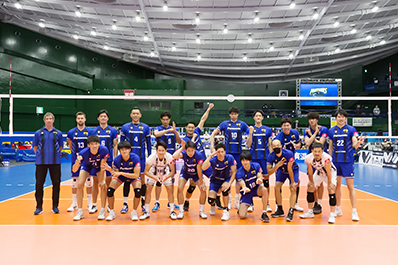 写真：集合写真を撮る選手たち