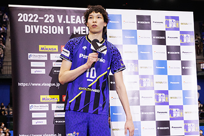 写真：インタビューに応える山内選手