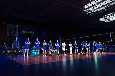 写真：入場してコートに並ぶ選手たち
