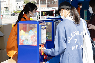 写真：ガチャを回しているお客さん