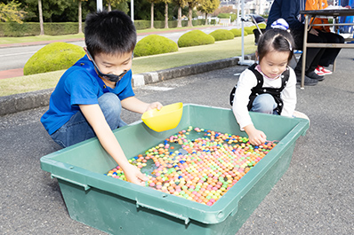 写真：スーパーボールすくいをする子供たち