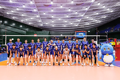 写真：集合写真を撮る選手たちとパピネス