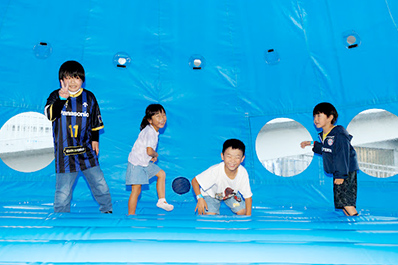 写真：パピネスふあふあ内で遊ぶ子供たち