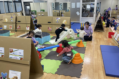 写真:キッズルームのイメージ(室内で遊ぶ子供たちの様子)