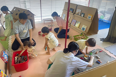 写真:キッズルームのイメージ(室内で遊ぶ子供たちの様子)