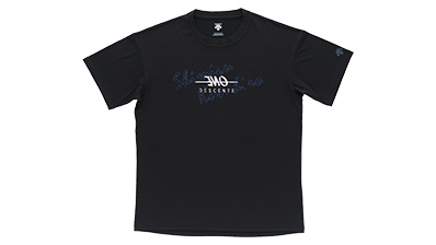 写真：清水選手とデサントのコラボTシャツのフロント