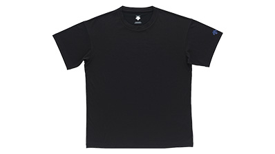 写真：久原選手とデサントのコラボTシャツのフロント