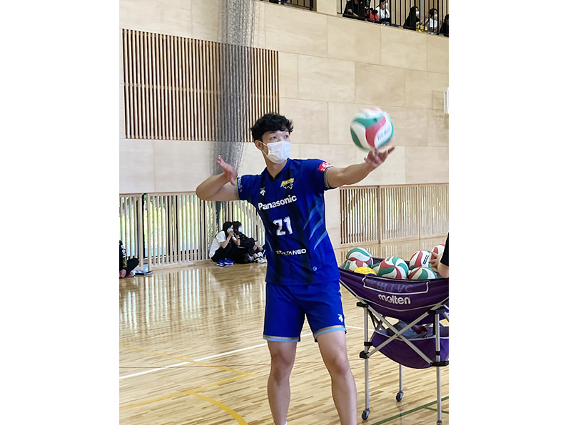 写真:スパイクを打つ兒玉選手