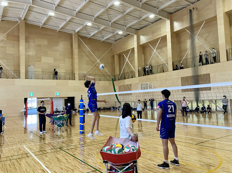 写真:スパイクを打つ鈴木選手