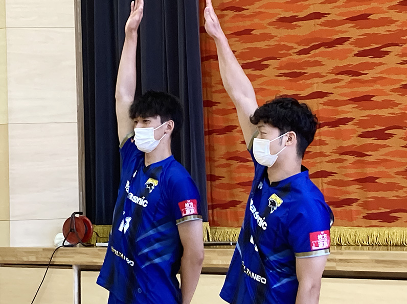 写真:手を挙げる鈴木選手と兒玉選手