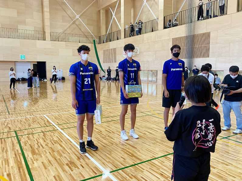 写真:写真:兒玉選手、鈴木選手、山本氏が小学生の話を聞いている様子