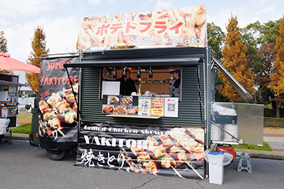 写真：⾁のふる川のキッチンカー