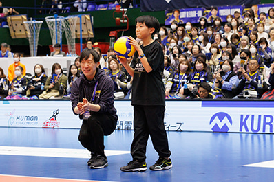 写真：ジュニア会員限定「始球式」の様子
