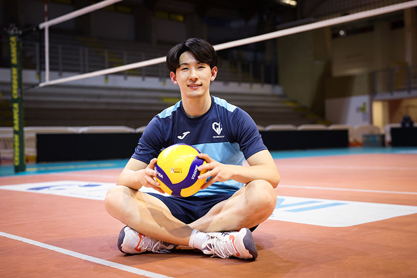 写真：ボールを持ってコートに座っている垂水選手