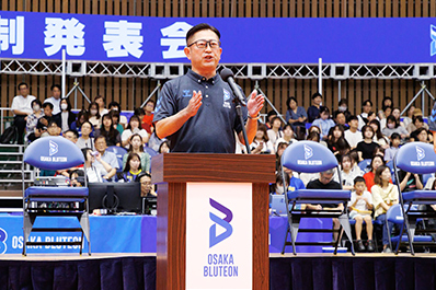 写真：説明する久保田剛代表