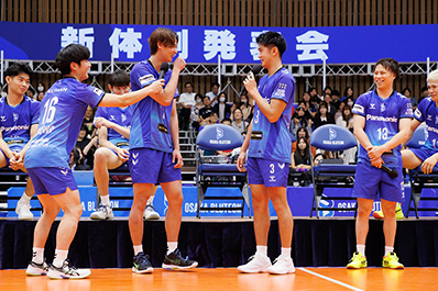 写真：トークショーの様子（池城選手、永露選手、中村選手、山本選手）