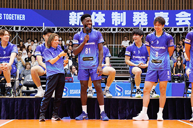 写真：トークショーの様子（樋口通訳、ロペス選手、仲本選手）