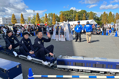 写真：3000系ミニ電車に乗る選手たち（昨年の様子）