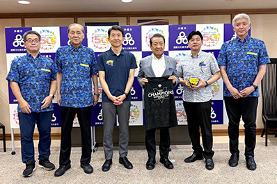 写真：桑江市長との集合写真①