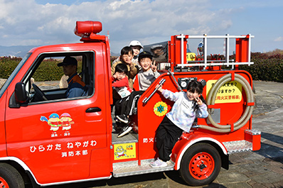 写真:ニ消防車に乗車する子供たちの様子