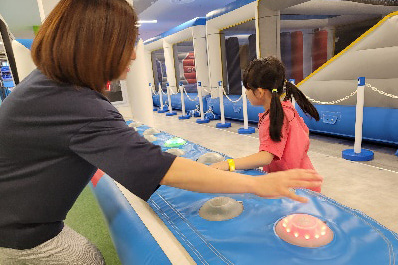 写真：トンデミ枚方のアクティビティで遊んでいる様子（イメージ）