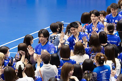 写真：ファンとハイタッチをする選手たち