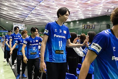 写真：ファンとハイタッチをする選手たち